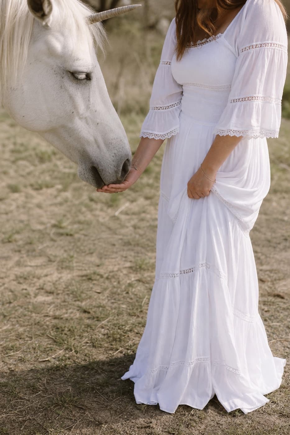 Hand die een unicorn aanraakt, aandacht zonder haast